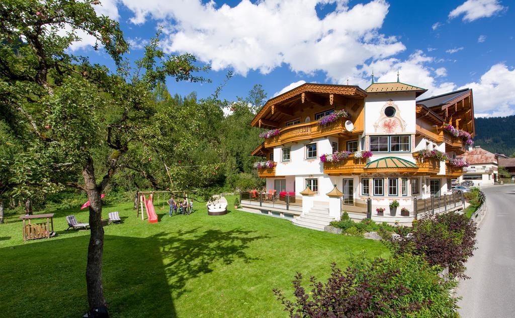 Hotel Ferienschloessl Harmonie Holzgau Exterior foto
