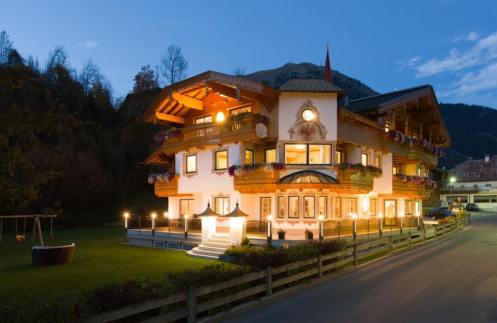 Hotel Ferienschloessl Harmonie Holzgau Exterior foto