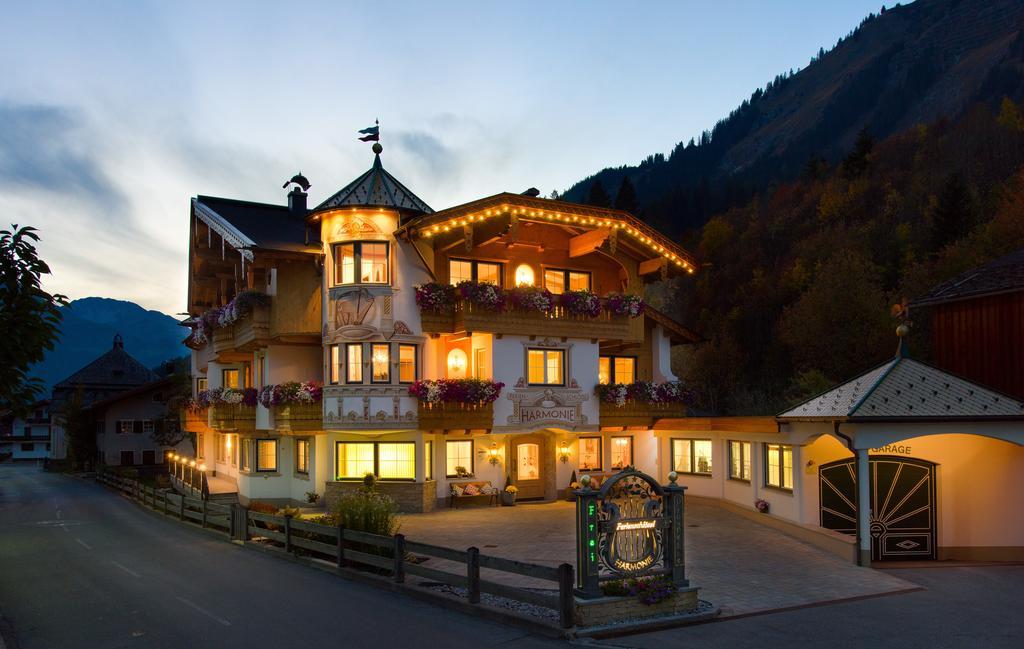 Hotel Ferienschloessl Harmonie Holzgau Exterior foto