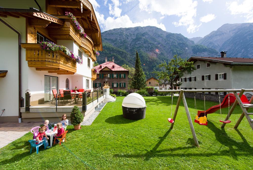 Hotel Ferienschloessl Harmonie Holzgau Exterior foto